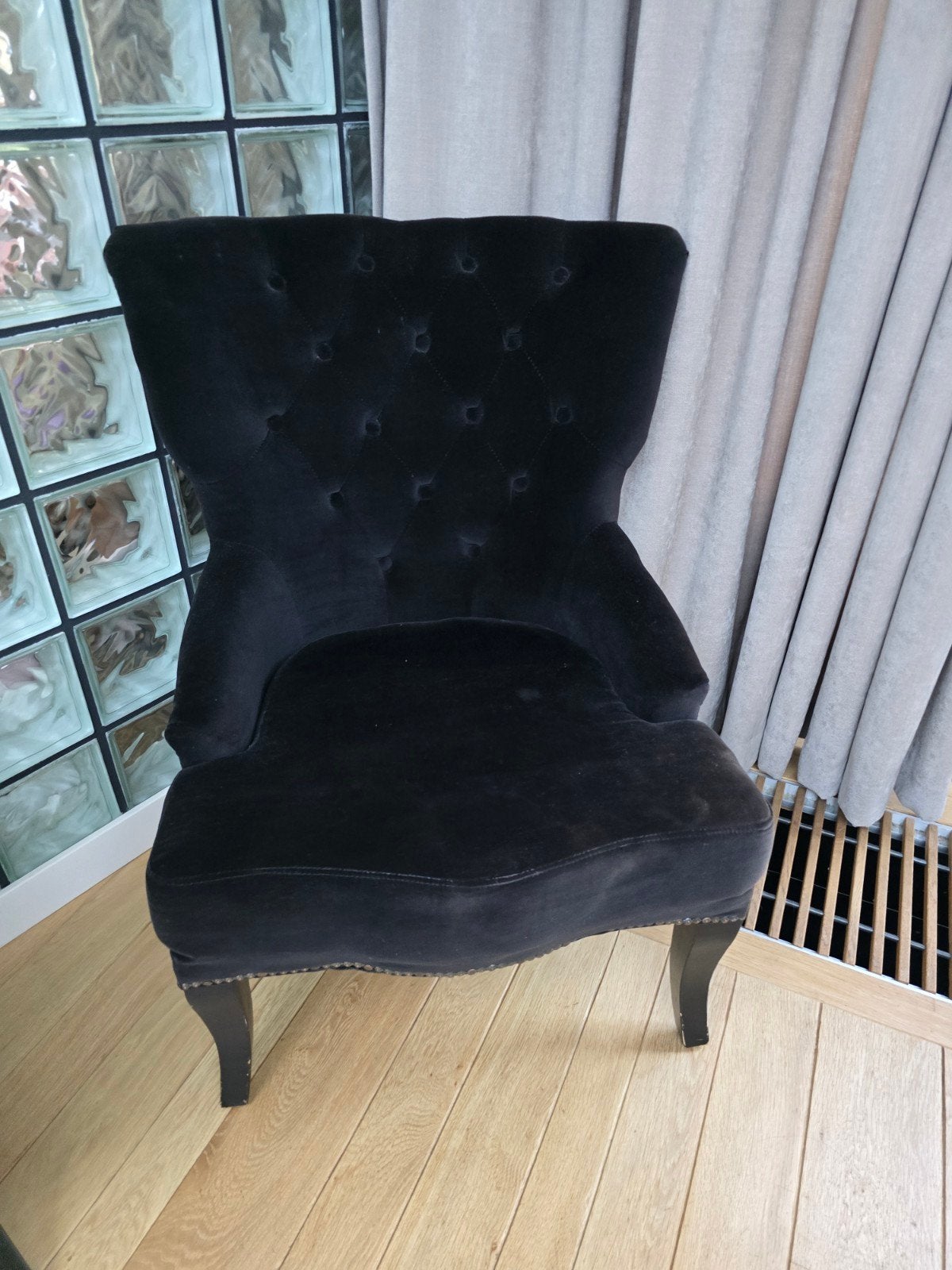 Zwarte fluwelen fauteuil - 98x76x60 cm, Gebruikt, Zwart, Ophalen of Verzenden, Klassiek, Chesterfield-stijl