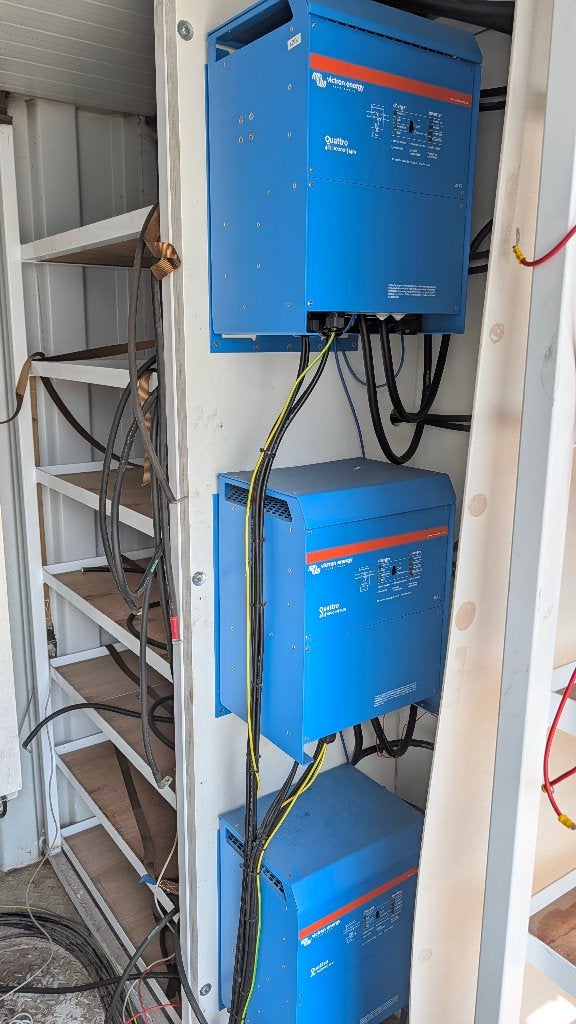 Victron 6x Quattro omvormer (400V krachtstroom) opslag, Ophalen, Victron Energy, Zo goed als nieuw, Info@victronenergy.com