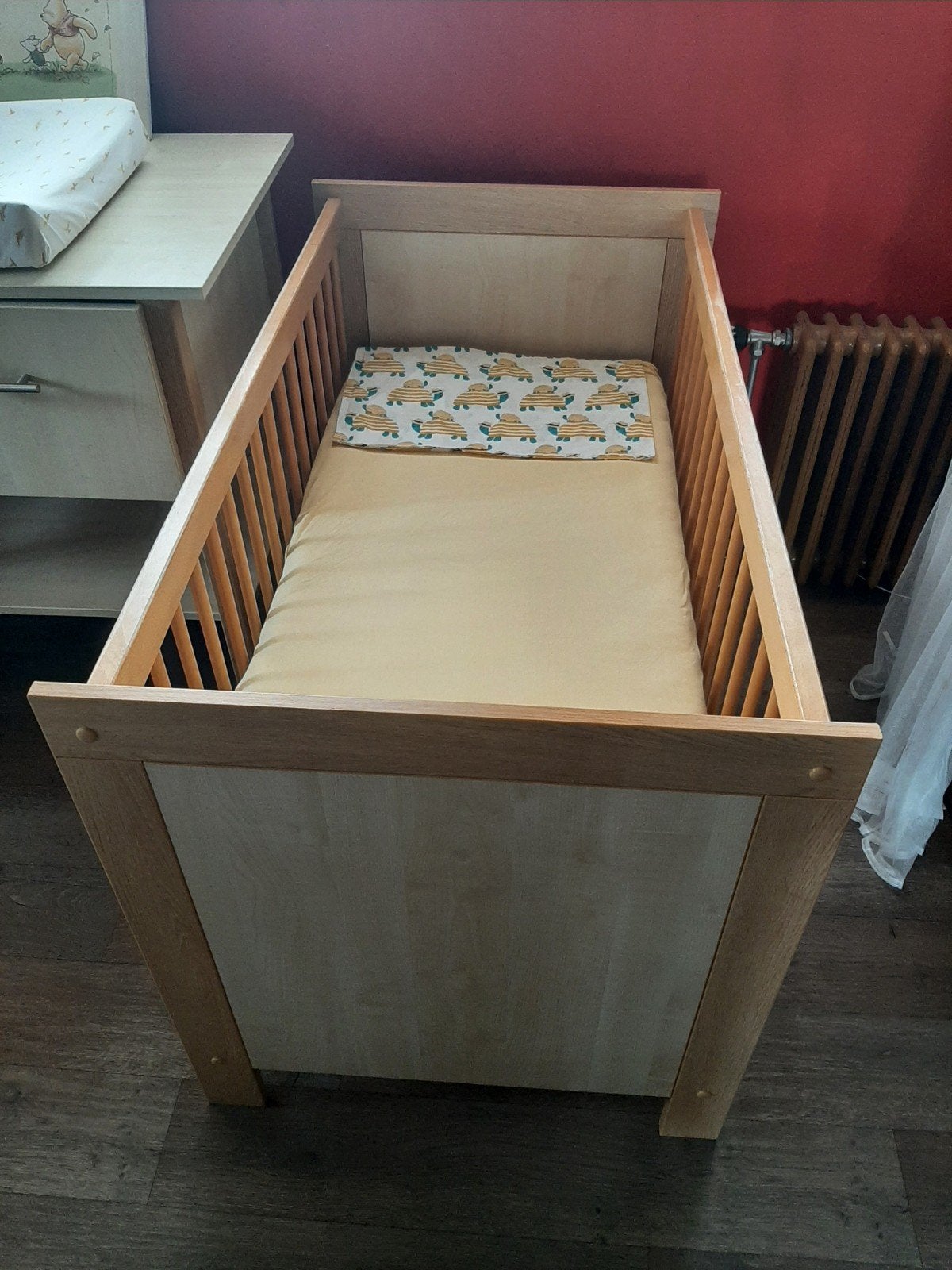 ledikantje met schoon matrasje En commode, Ophalen of Verzenden, Gebruikt, Jongetje of Meisje