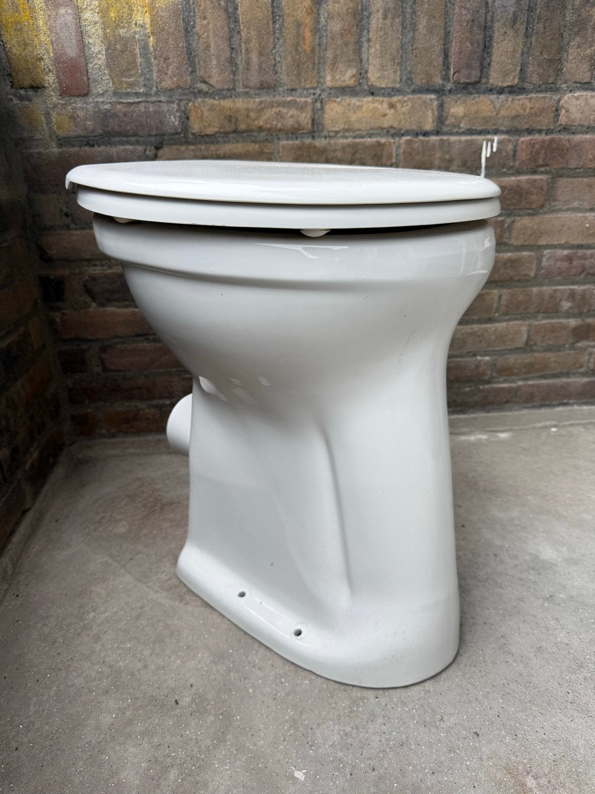 Wit toilet met deksel - Gebruikt maar in goede staat, Doe-het-zelf en Verbouw, Sanitair, Ophalen of Verzenden, Gebruikt, Toilet
