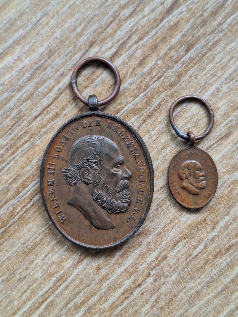 Medaille voor IJver en Trouw in Brons + Miniatuur, Ophalen of Verzenden, Brons, Nederland