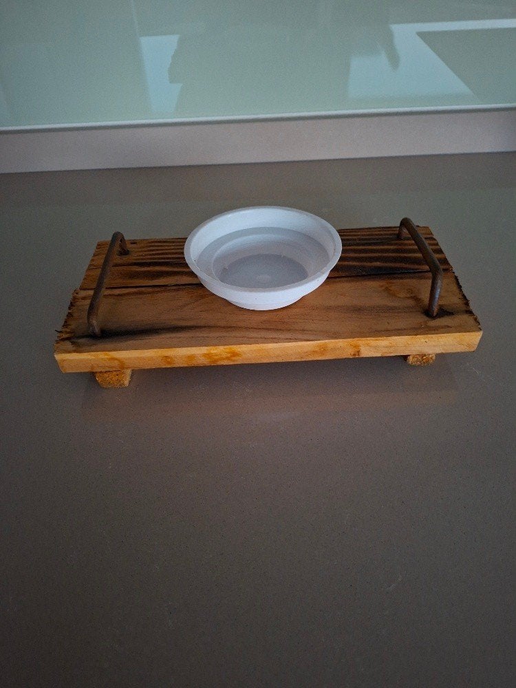 bloemschik plateau van hout met stevige metalen handvatten., Rond, Ophalen of Verzenden, Aardewerk, Minder dan 40 cm