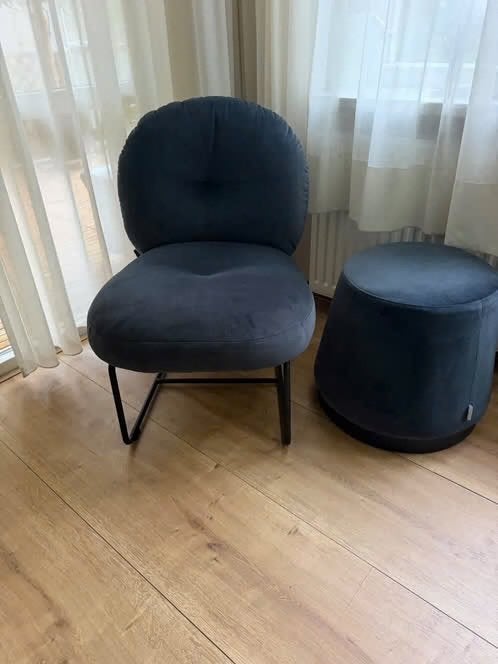 stoel en poef Must Living grijs/blauwe fauteuil met poef, Huis en Inrichting, Ophalen, Minder dan 75 cm, Zo goed als nieuw, Metaal