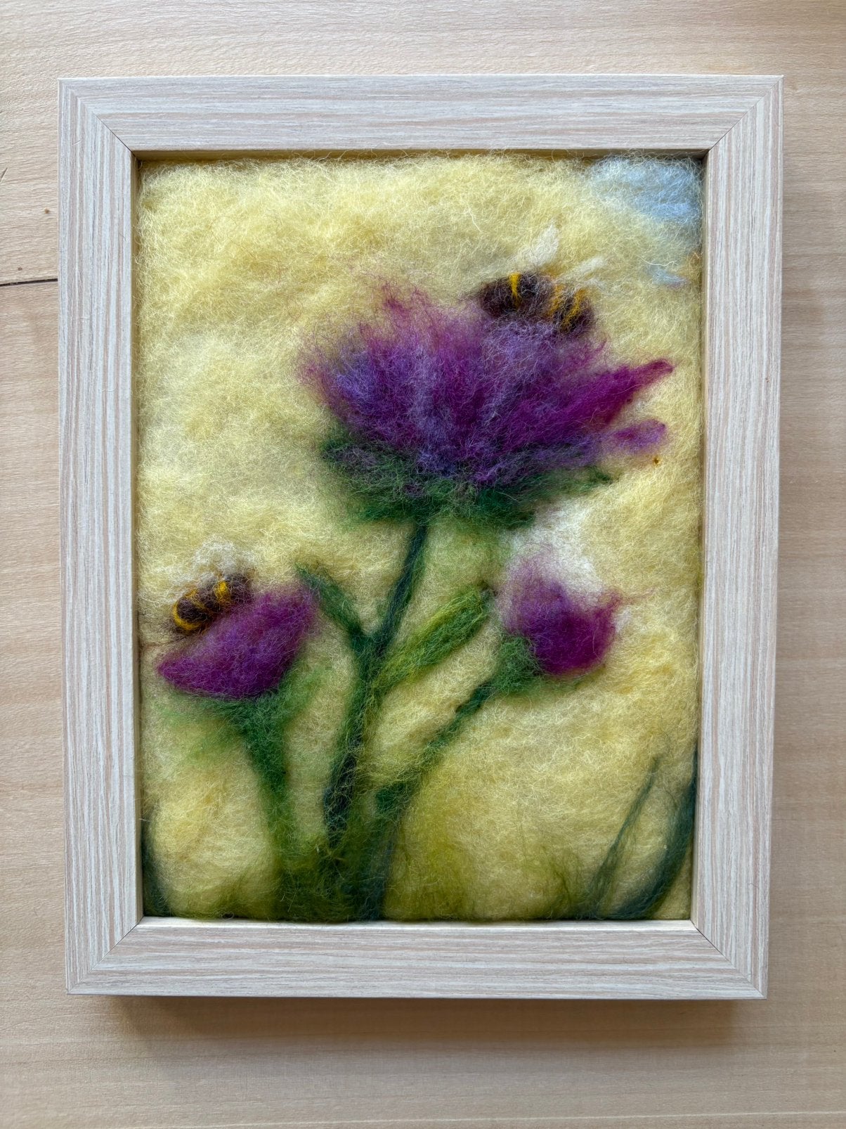 Antroposofisch wolschilderijtje ‘bijtjes’, Hobby en Vrije tijd, Vilt, Ophalen of Verzenden, Nieuw, Figuurtje(s), Wolvilt