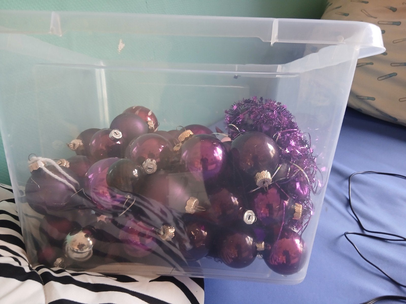Paarse kerstballen, Ophalen