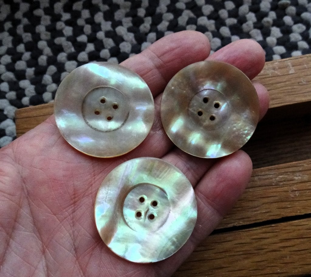 3 Vintage parelmoer knopen Ø 3.3 cm (dweilknoppen), Verzenden, Gebruikt, Knoop of Knopen