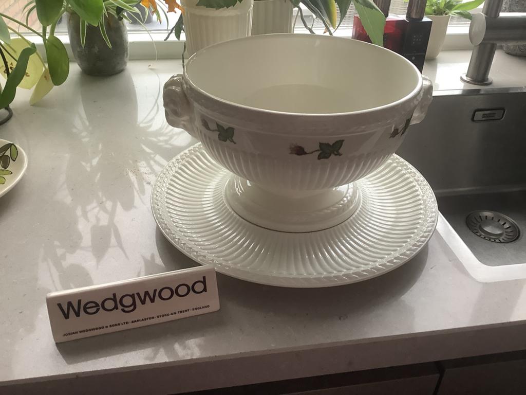 Prachtige grote schaal met onderschotel WEDGWOOD MOSS ROSE., Ophalen of Verzenden, Wedgwood, Porselein, Schaal of Schalen