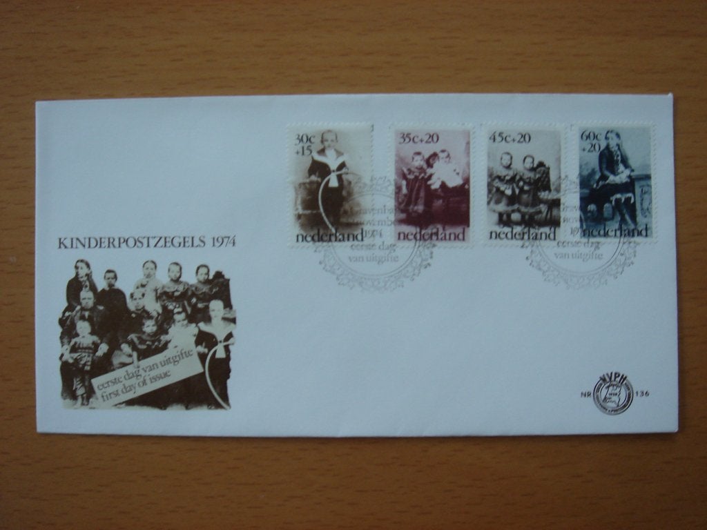 NVPH E136 1e Dag-enveloppe Kinderzegels 1974 Onbeschreven, Ophalen of Verzenden, Onbeschreven, Nederland