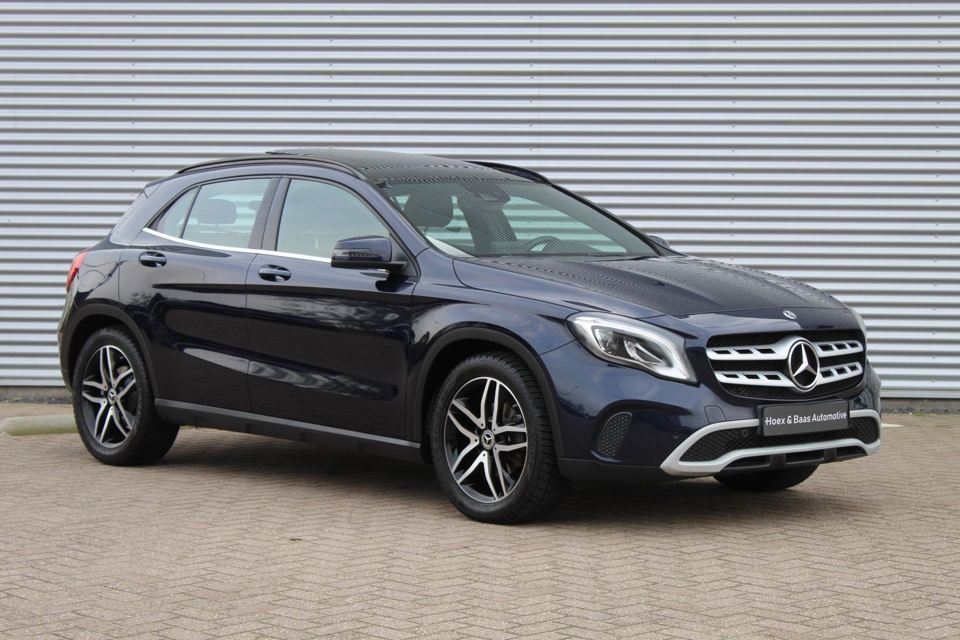 Mercedes GLA-klasse 180 Panoramadak/Led/Camera/18inch, Gebruikt, 4 cilinders, 715 kg, Blauw