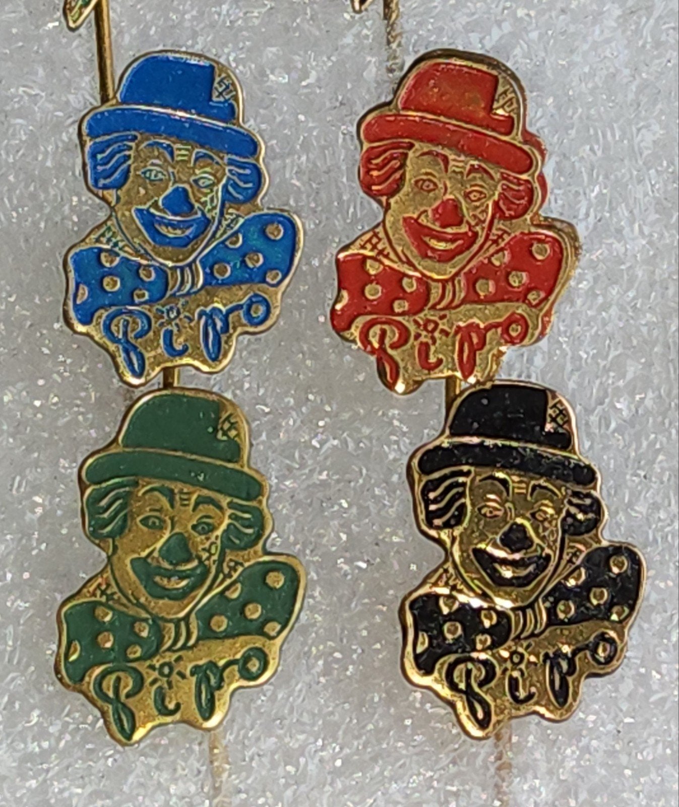 4 Speldjes Pipo de Clown - Verschillende Kleuren, Ophalen of Verzenden, Gebruikt, Overige onderwerpen, Speldje of Pin