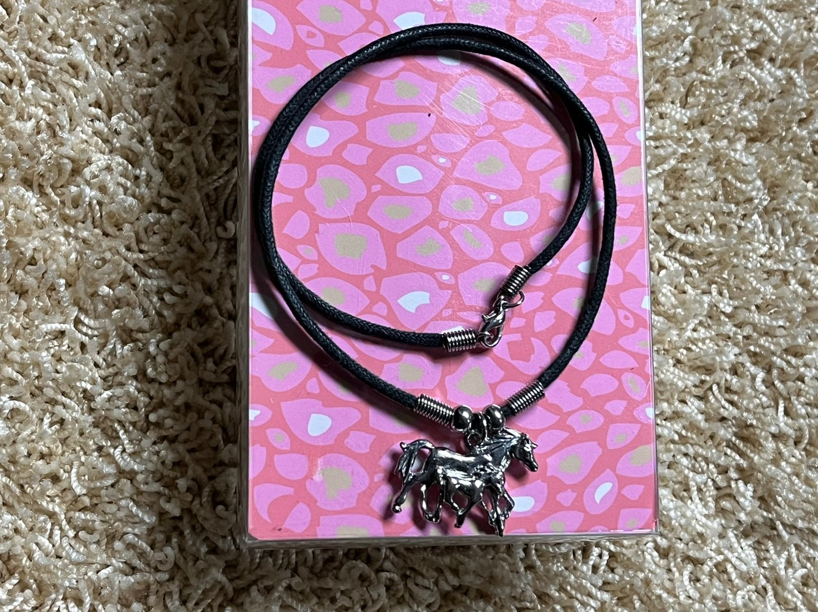 Ketting paarden zilver hanger zwart leer, Ophalen of Verzenden, Zo goed als nieuw, Zilver, Ketting