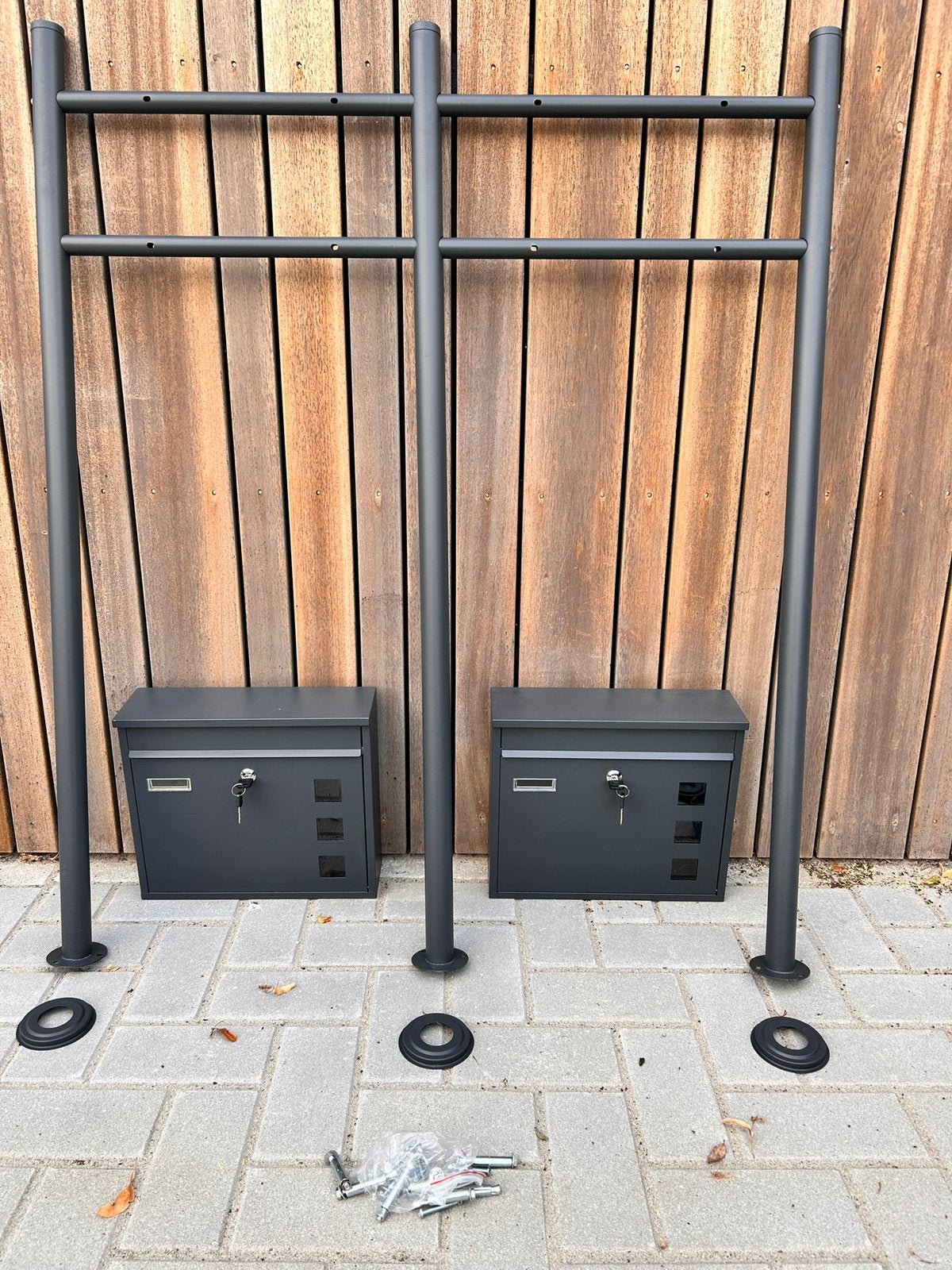 Moderne staande brievenbus met palen / Wiltec design v12, Ophalen, Gebruikt, Staal, Staande brievenbus