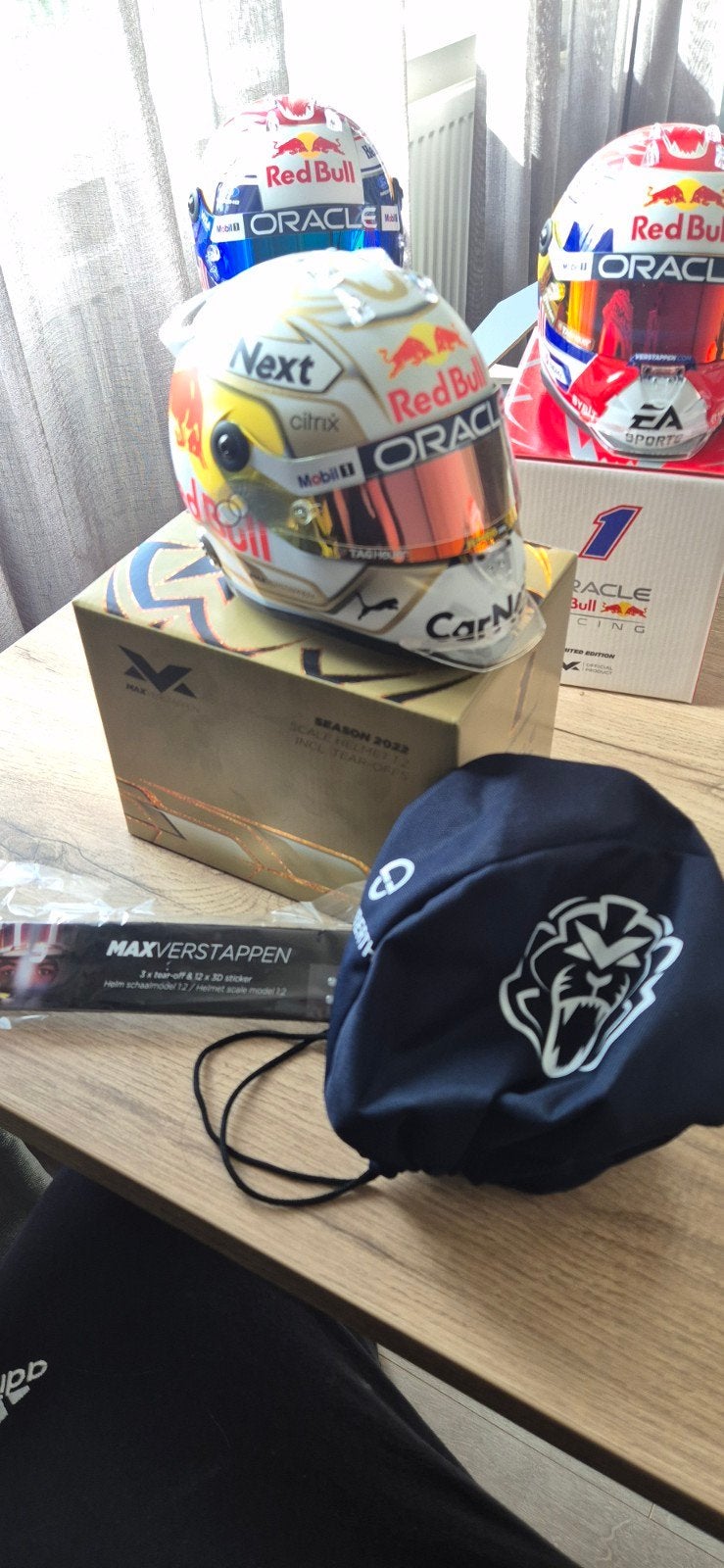 max Verstappen helm seizoen 2022 1:2