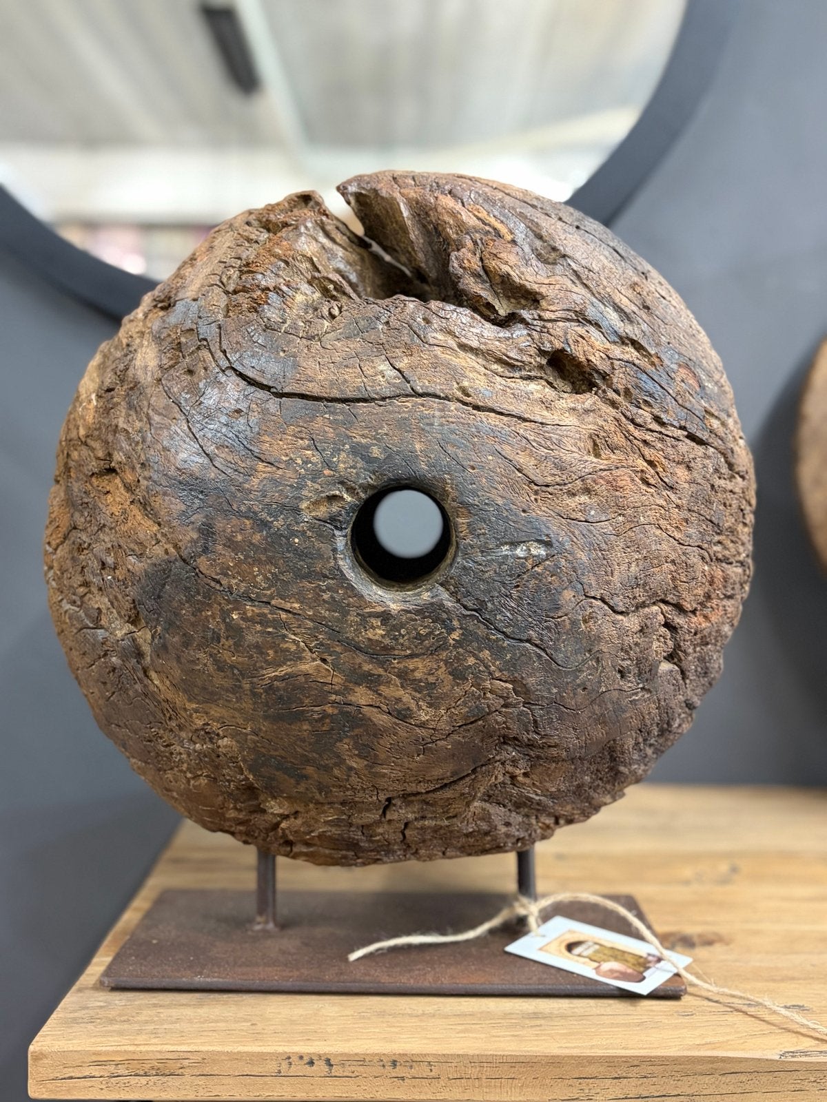Decoratief oud houten wiel op statief - Landelijk India, Hout, Nieuw, Ophalen of Verzenden, Landelijk