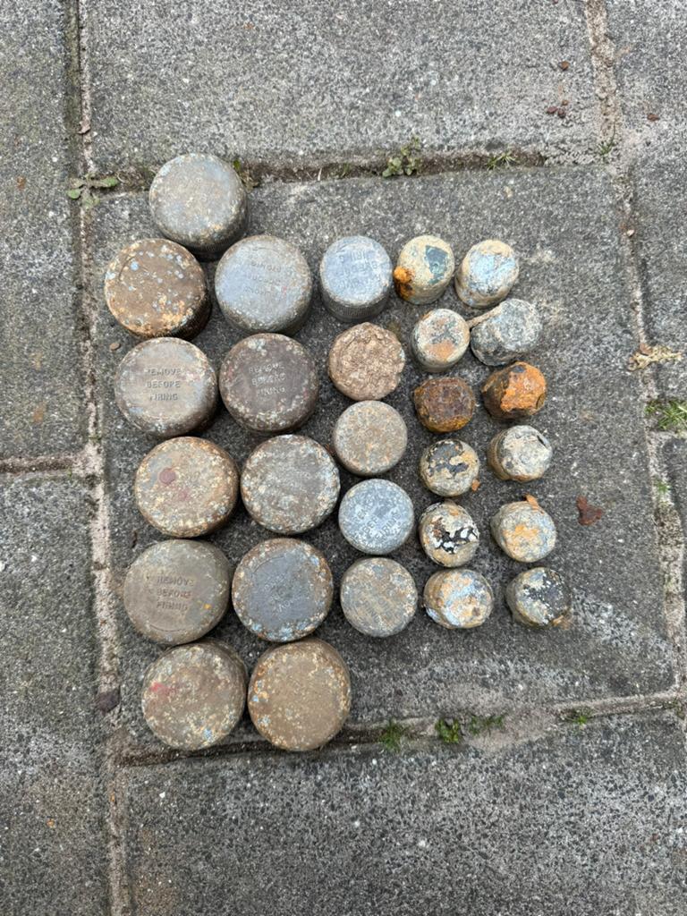 Groot Lot ‘Remove before Firing’ Doppen WW2, Ophalen of Verzenden, Engeland, Hulzen of Bodemvondsten