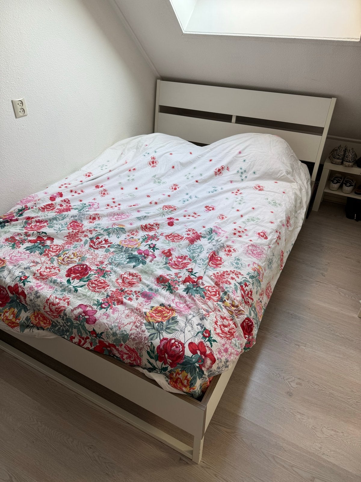IKEA bed 200x140 - Zo goed als nieuw, Huis en Inrichting, Ophalen, Wit, 140 cm, Zo goed als nieuw
