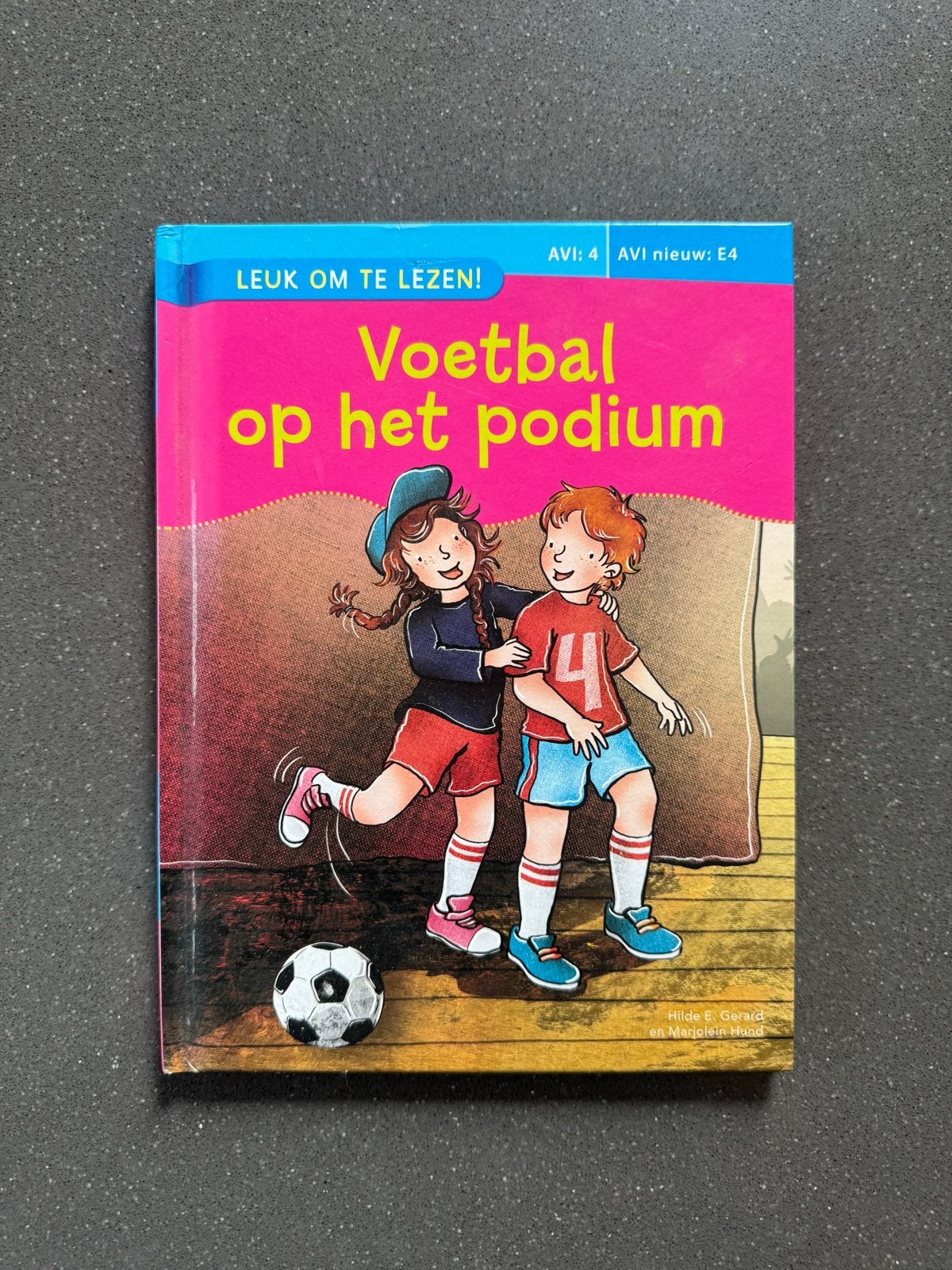 Voetbal op het podium - AVI E4, Ophalen of Verzenden, Zo goed als nieuw, Fictie algemeen