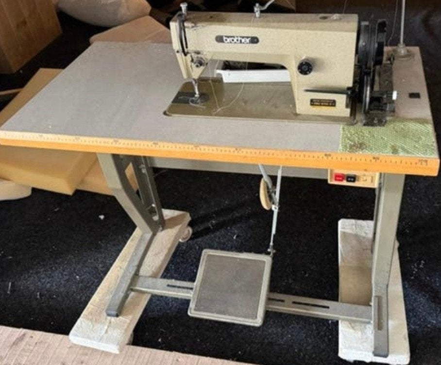 Brother Industriële Naaimachine met Tafel, Hobby en Vrije tijd, Naaimachines en Toebehoren, Ophalen of Verzenden