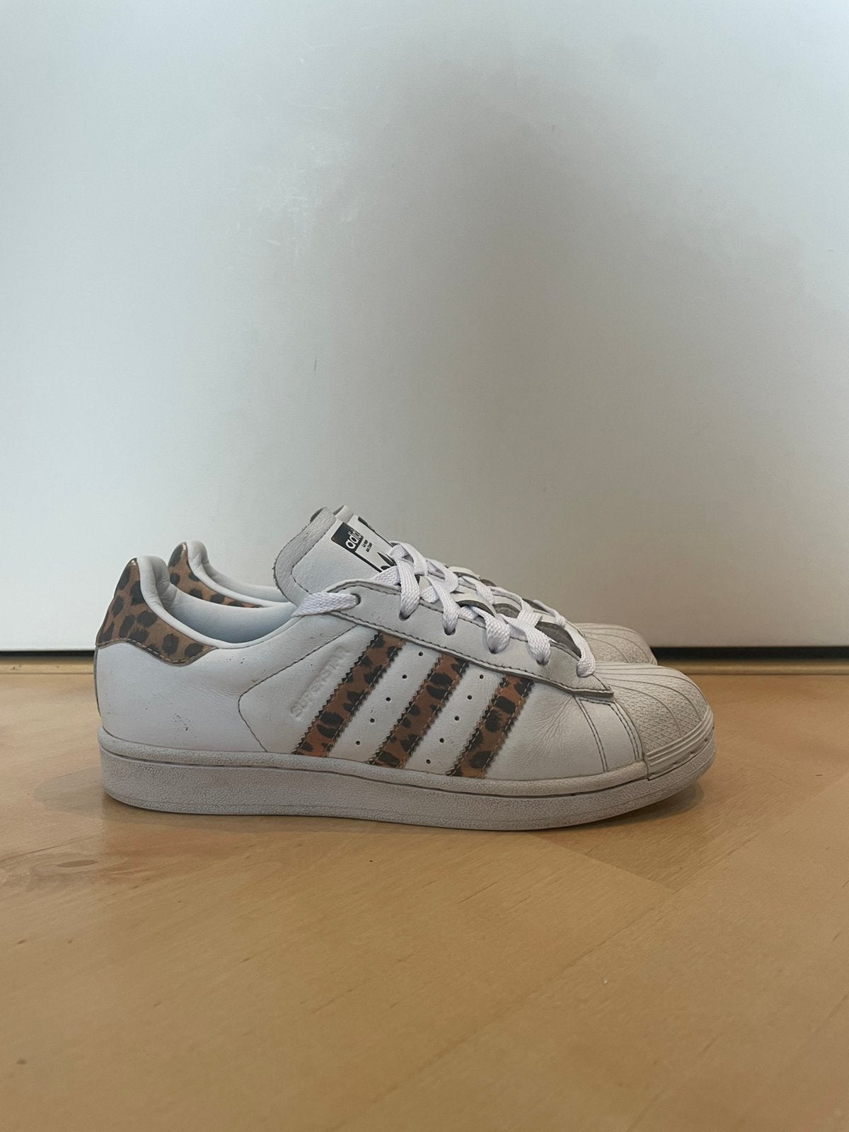 Adidas Superstar “Leopard Print” maat 38., Wit, Ophalen of Verzenden, Sneakers of Gympen, Gedragen
