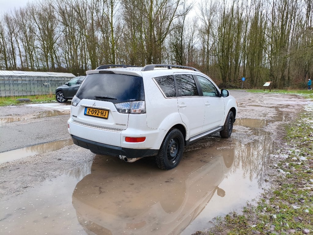 Foto 22 van Mitsubishi Outlander 2.4 125KW 4WD 2010 Wit