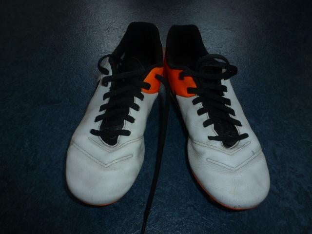 1 paar wit/oranje NIKE voetbalschoenen maat 38 1/2, Kinderen en Baby's, Ophalen of Verzenden, Zo goed als nieuw, Nike, Jongen of Meisje