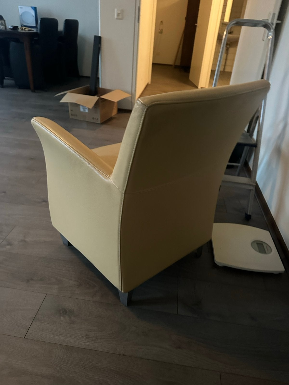 MOET WEG! Comfortabele fauteuil - Beige leer, Ophalen, Gebruikt, 50 tot 75 cm, Leer