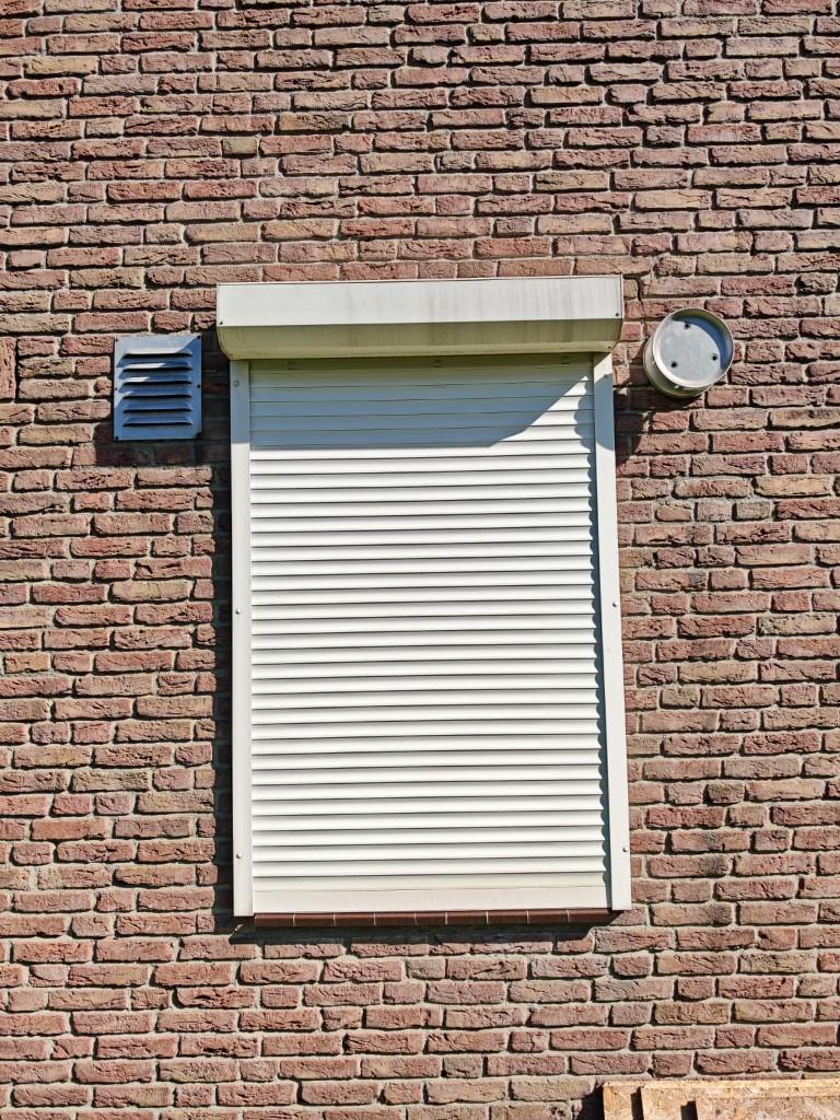 Elektrisch bedienbaar rolluik 107,7cm x 153,5 cm, Ophalen, Gebruikt, 100 tot 150 cm, Wit