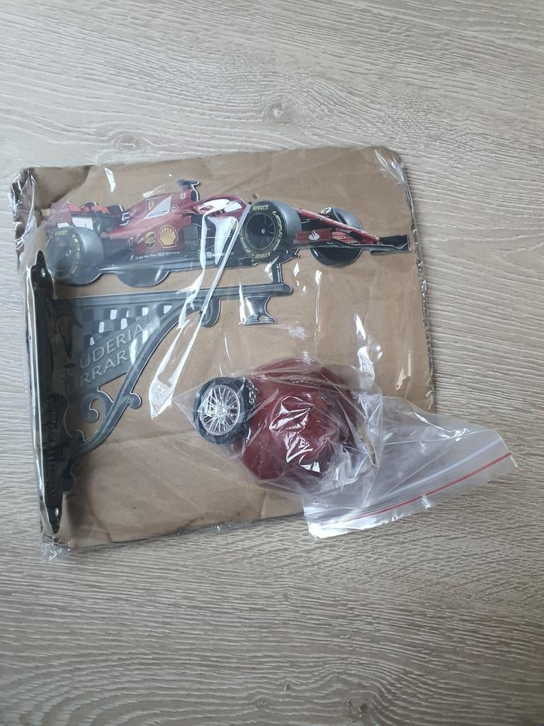 Ferrari F1 Modelauto met Muurbeugel - Nieuw in Verpakking, Overige merken, Auto, 1:32 tot 1:50, Nieuw