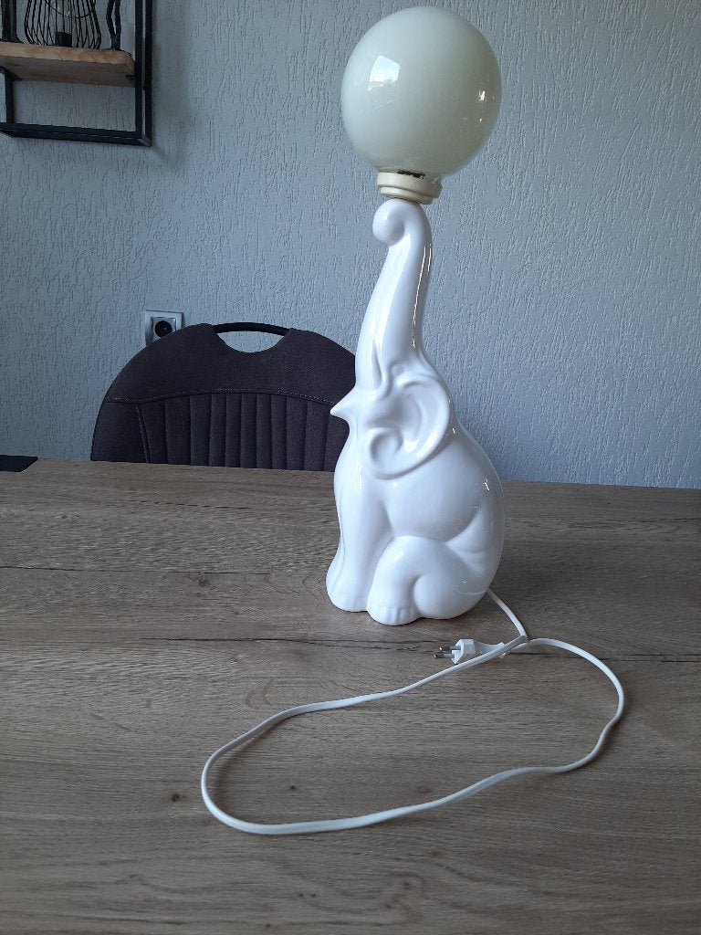 Vintage tafellamp in de vorm van een oliphant met bal., Met schakelaar, Overige merken, Vintage, Keramiek