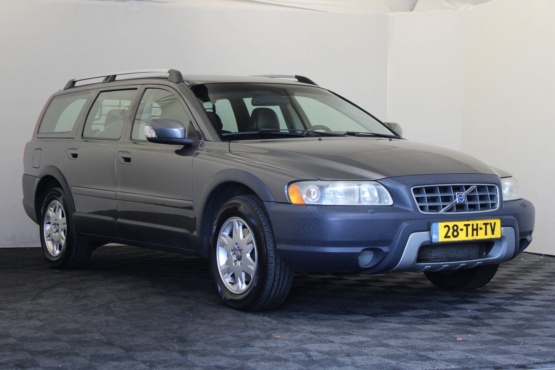 Volvo XC70 2.4 D5 Momentum (bj 2006, automaat), Auto's, Volvo, Automaat, 1694 kg, Zwart, 197 €/maand