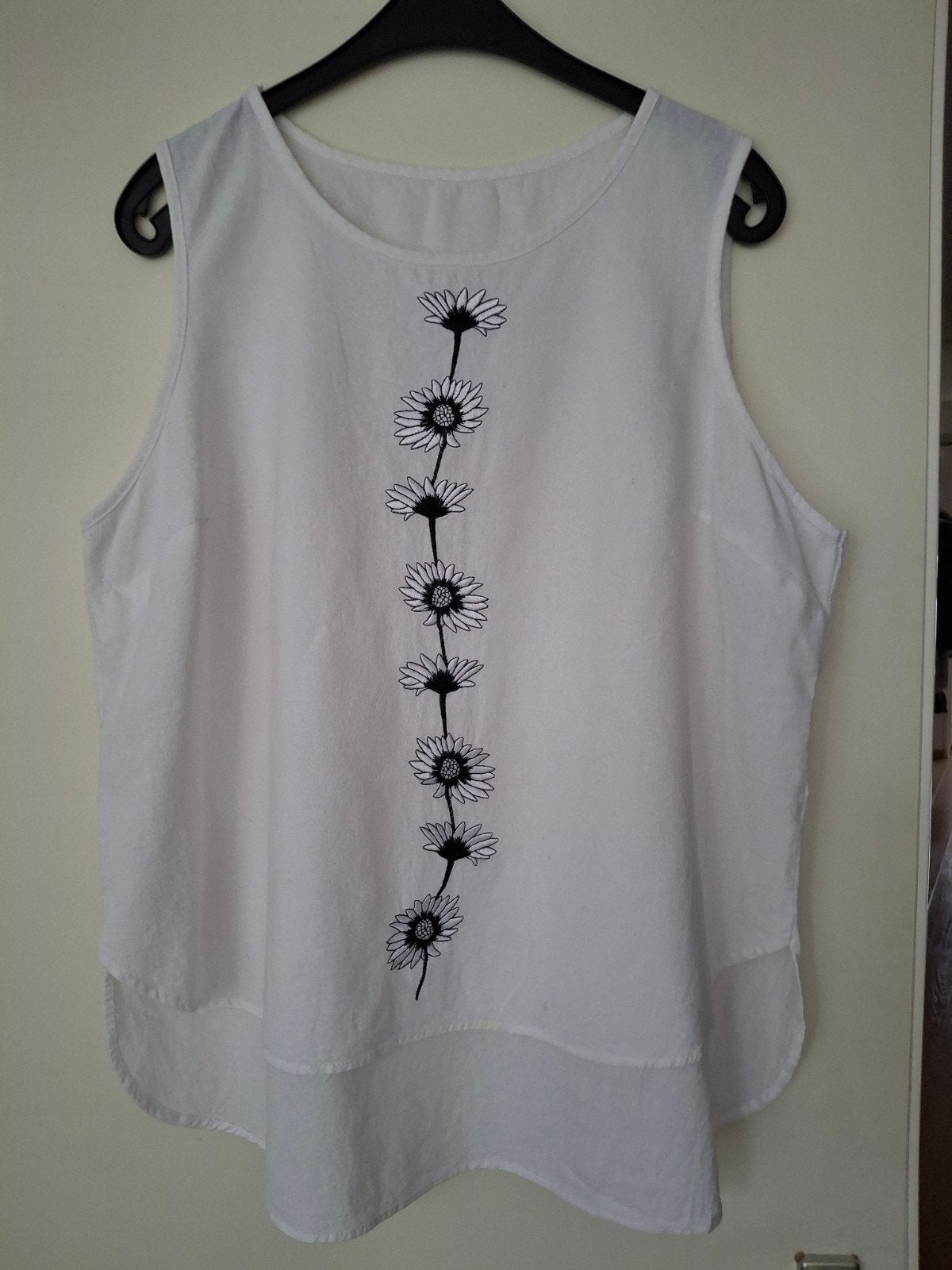 Mouwloze witte top met madeliefjes borduursel, Kleding | Dames, Wit, Maat 42/44 (L), Ophalen of Verzenden, Zonder mouw