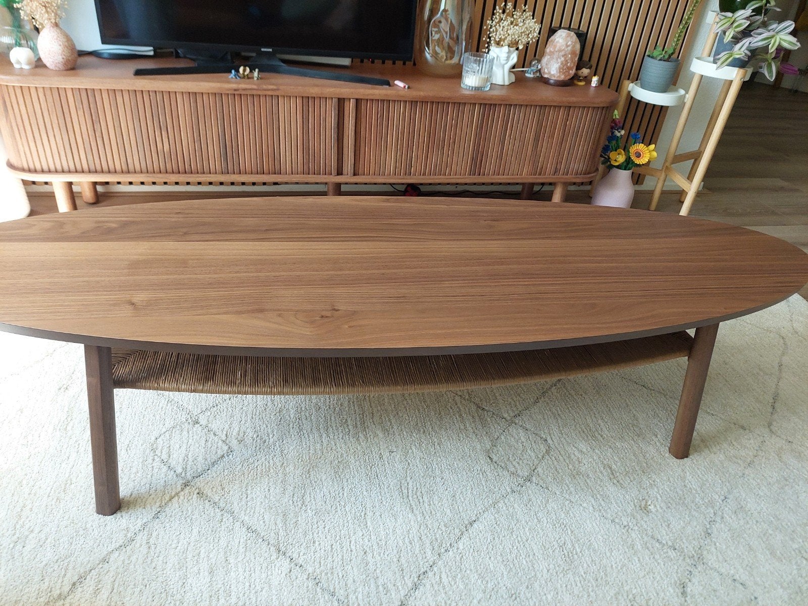Ovale salontafel van walnoothout met rotan onderblad, Huis en Inrichting, Tafels | Salontafels, Ophalen, Overige materialen, Modern, Scandinavisch