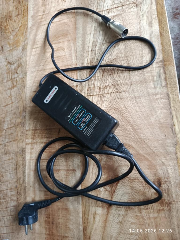 Li-ion acculader 36V SHC-8100L, Ophalen of Verzenden, Gebruikt