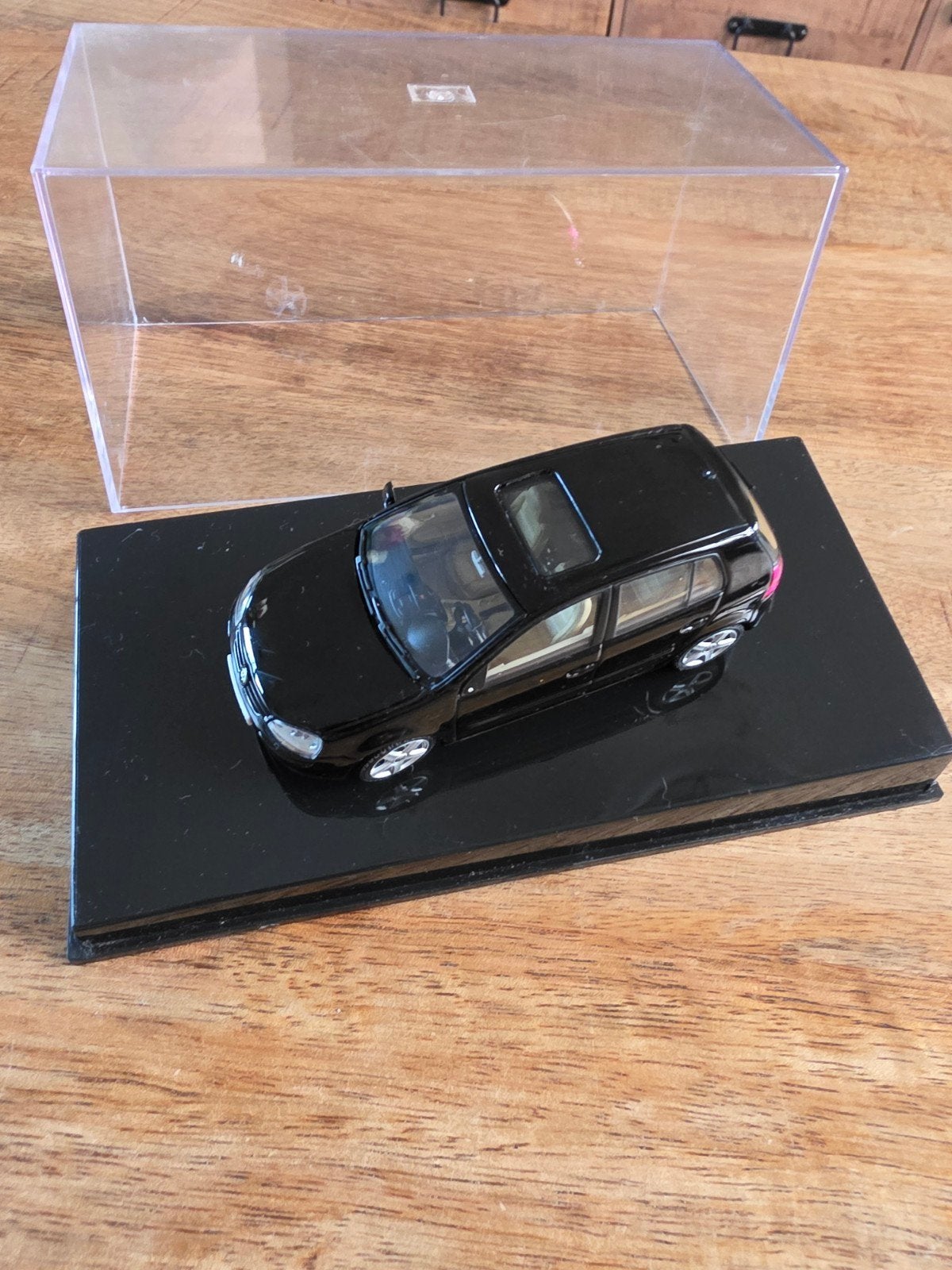 Volkswagen Golf 5 modelauto met vitrine, Ophalen of Verzenden, Zo goed als nieuw, Auto