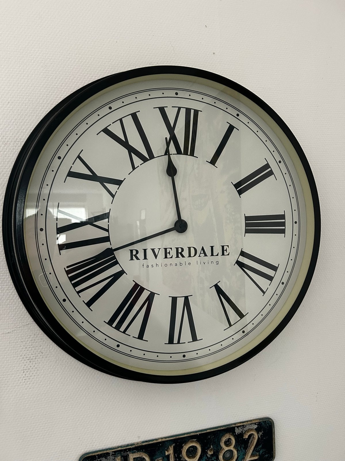 Riverdale Wandklok met Romeinse Cijfers, Huis en Inrichting, Ophalen, Analoog, Zo goed als nieuw, Zwart