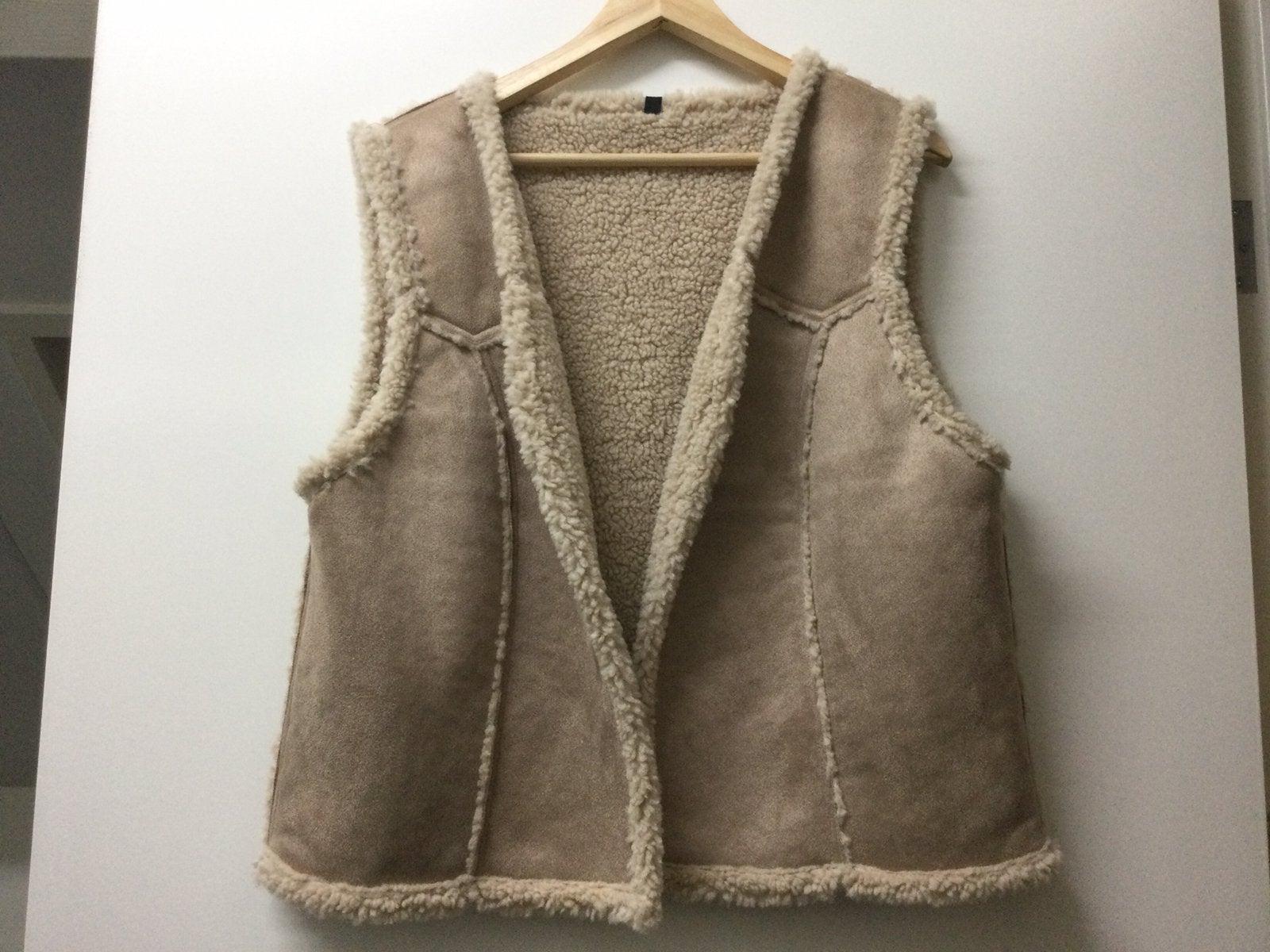 Bodywarmer in de kleur beige., Ophalen, Nieuw, Maat 38/40 (M), Beige
