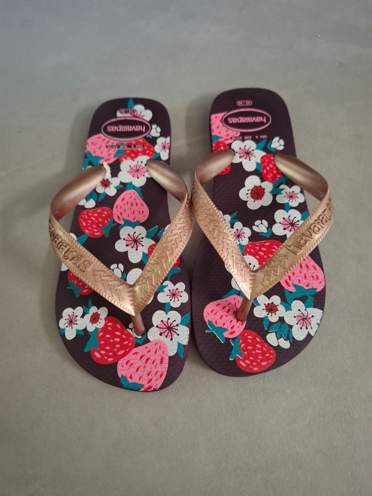 Havaianas slippers met aardbeien en bloemenprint, Overige kleuren, Zo goed als nieuw, Havaianas, Ophalen