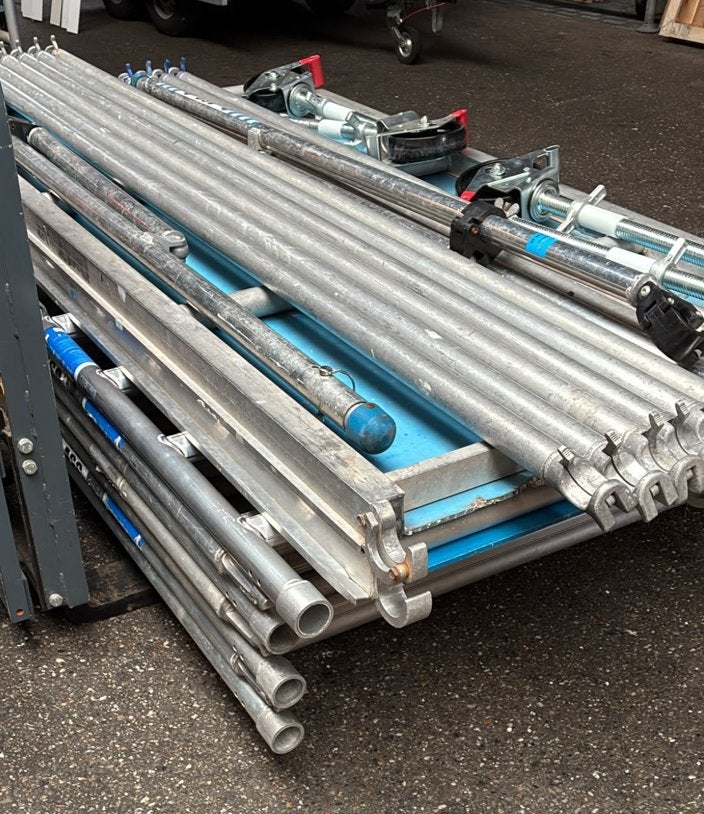 Gebruikte aluminium rolsteiger, Doe-het-zelf en Verbouw, Steigers, Ophalen, Zo goed als nieuw, Rolsteiger of Kamersteiger, 5 meter of hoger