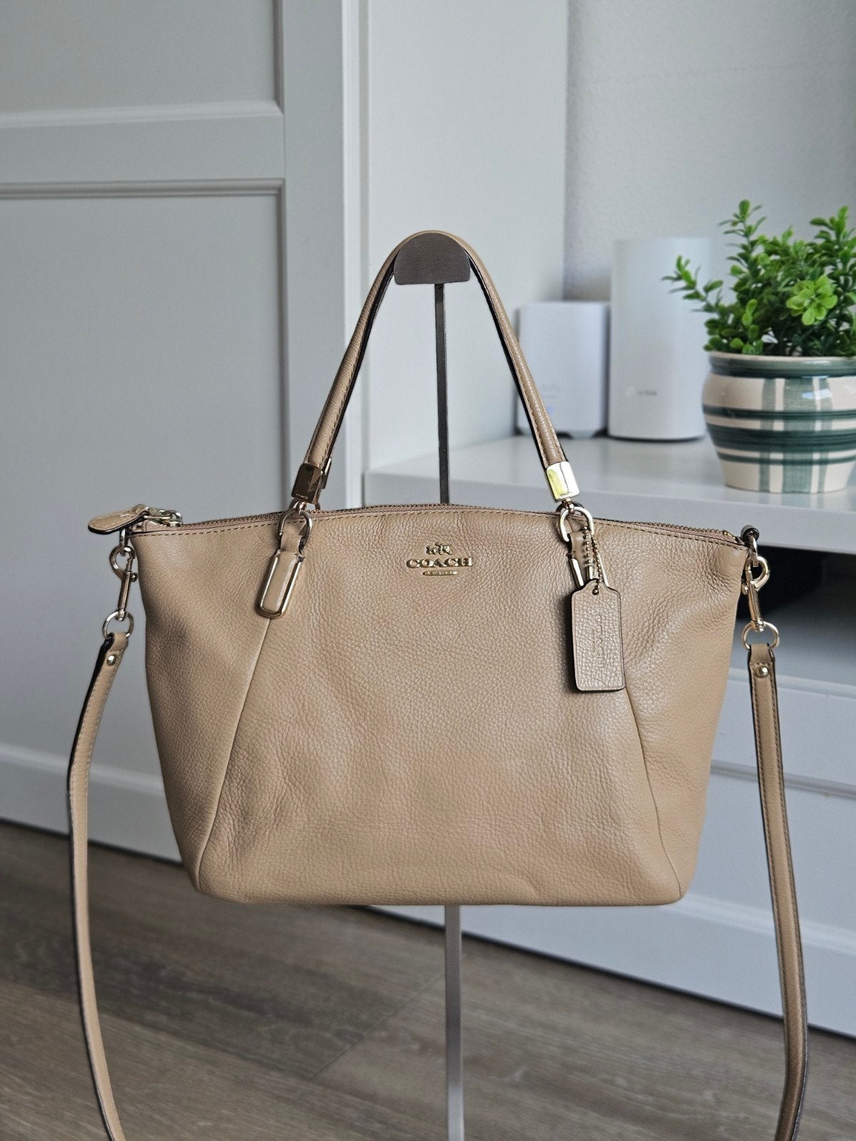 Coach Kelsey Handtas Schoudertas Beige Leer ZGAN, Sieraden, Tassen en Uiterlijk, Ophalen of Verzenden, Zo goed als nieuw, Beige