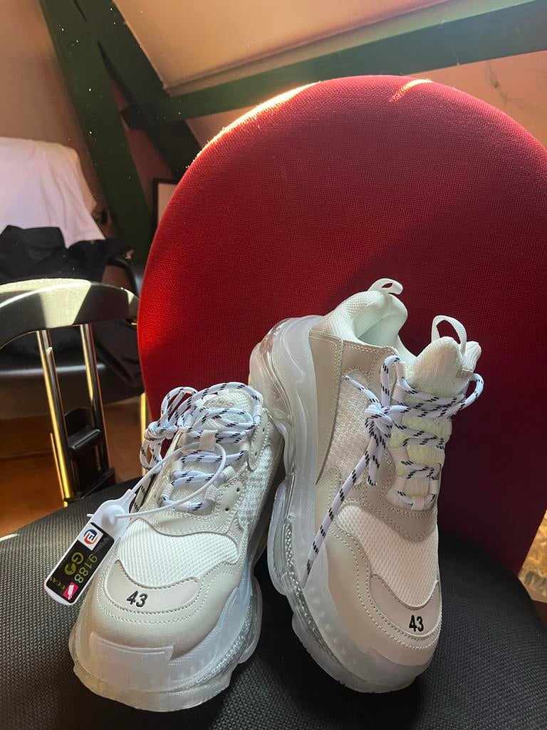 Balenciaga Triple S Sneakers Maat 43 - Zo goed als nieuw, Wit, Nieuw, Ophalen of Verzenden, Sneakers of Gympen