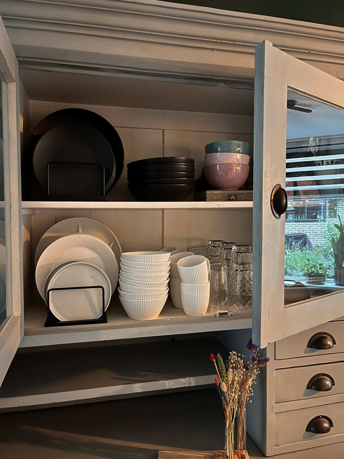 Foto 3 van Landelijk dressoir/buffetkast met veel opbergruimte