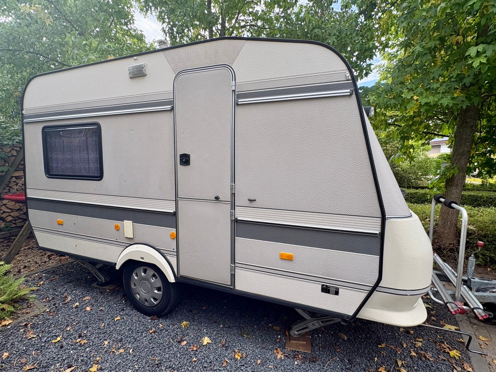 Hobby Deluxe caravan 1993 incl nieuwe voortent, Vast bed, Hobby, Luifel, Treinzit