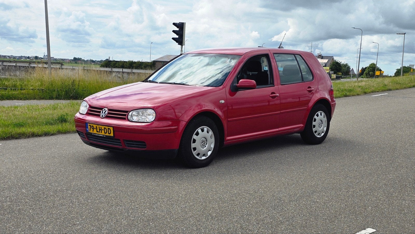 Volkswagen Golf 1.6 75KW AUT 2003 Rood / NWE APK / AIRCO / N, Stof, Zwart, 4 cilinders, 1200 kg