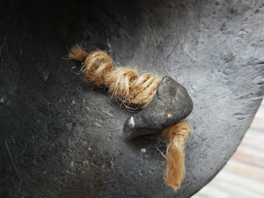 Handbel bel tafelbel vrouw met hoepelrok Barro Negro klei, Ophalen of Verzenden