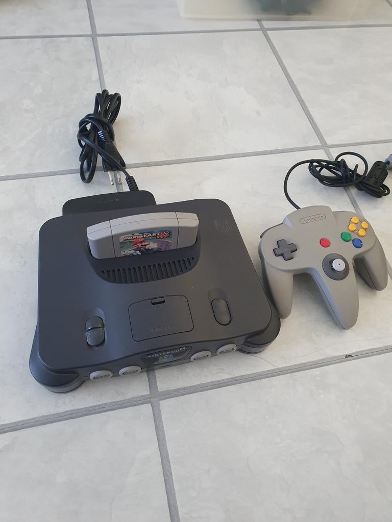 Nintendo 64 met game en controllers, Spelcomputers en Games, Spelcomputers | Nintendo 64, Ophalen of Verzenden, Zo goed als nieuw