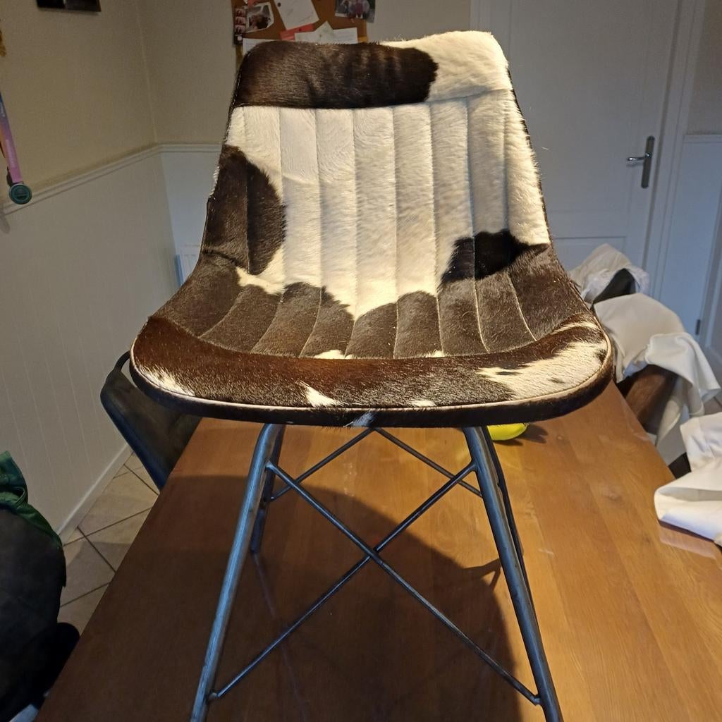 Unieke stoel met koeienhuidprint merk PTMD, Modern, Industrieel, Landelijk, Zwart, Ophalen of Verzenden, Zo goed als nieuw