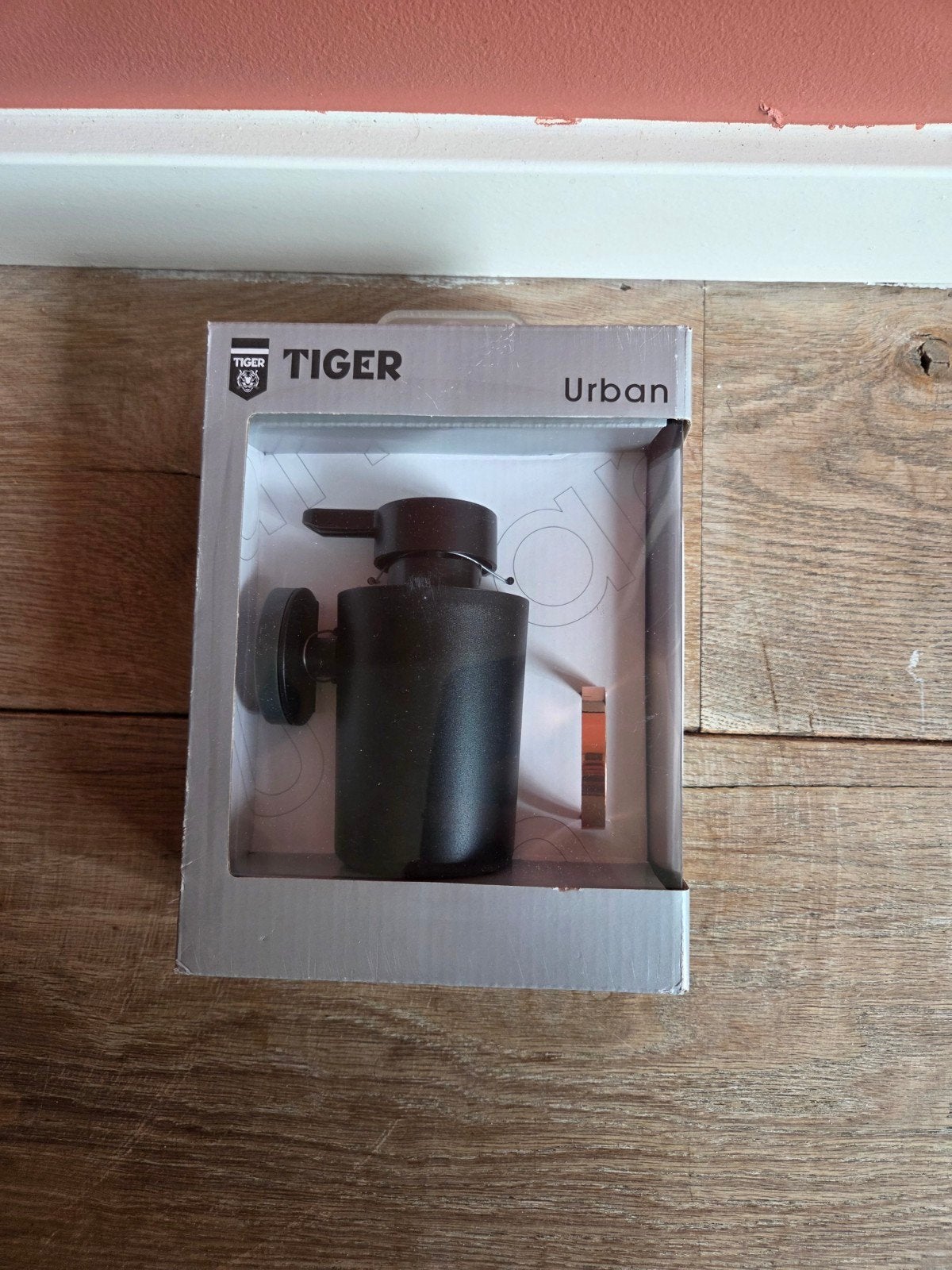 Tiger Urban Zeepdispenser Zwart - Nieuw in doos, Huis en Inrichting, Badkamer | Badtextiel en Accessoires, Ophalen, Nieuw, Zeepdispenser/zeepbakje