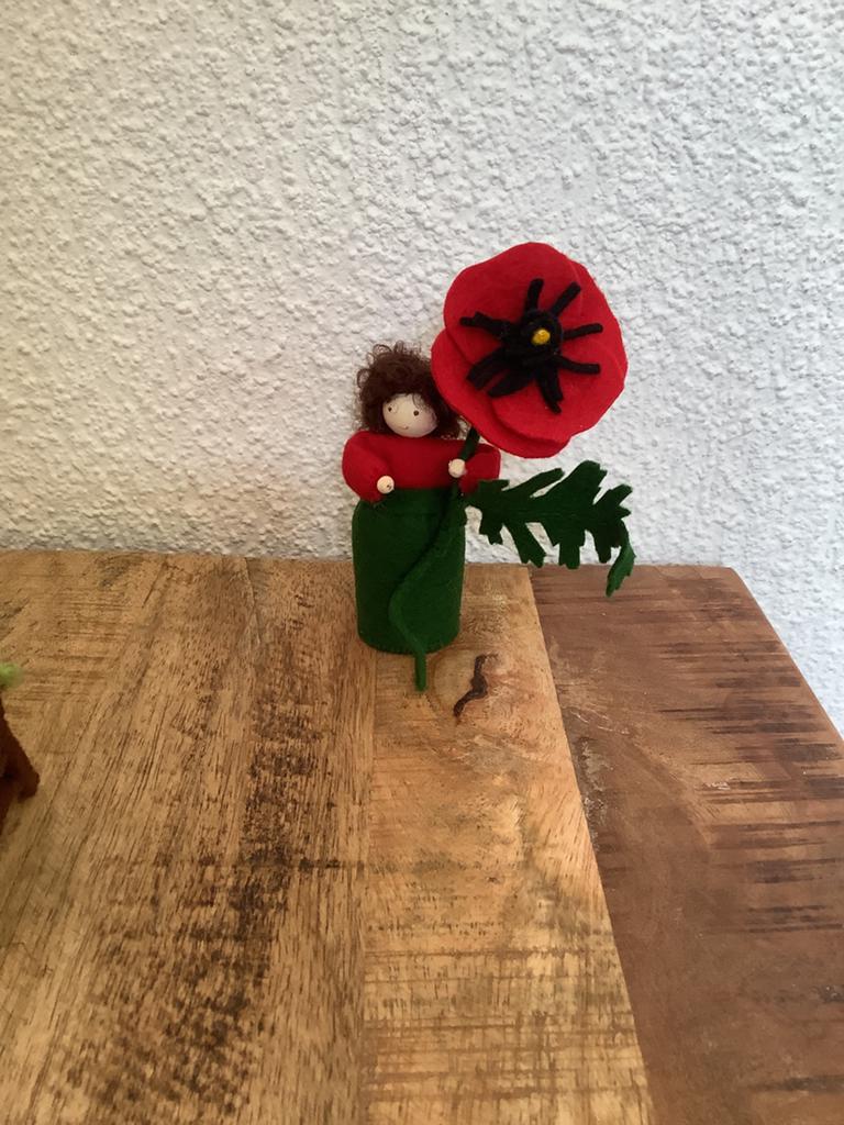 Klaproos bloemenkindje van wolvilt voor de seizoenstafel, Ophalen of Verzenden, Nieuw, Figuurtje(s), Wolvilt