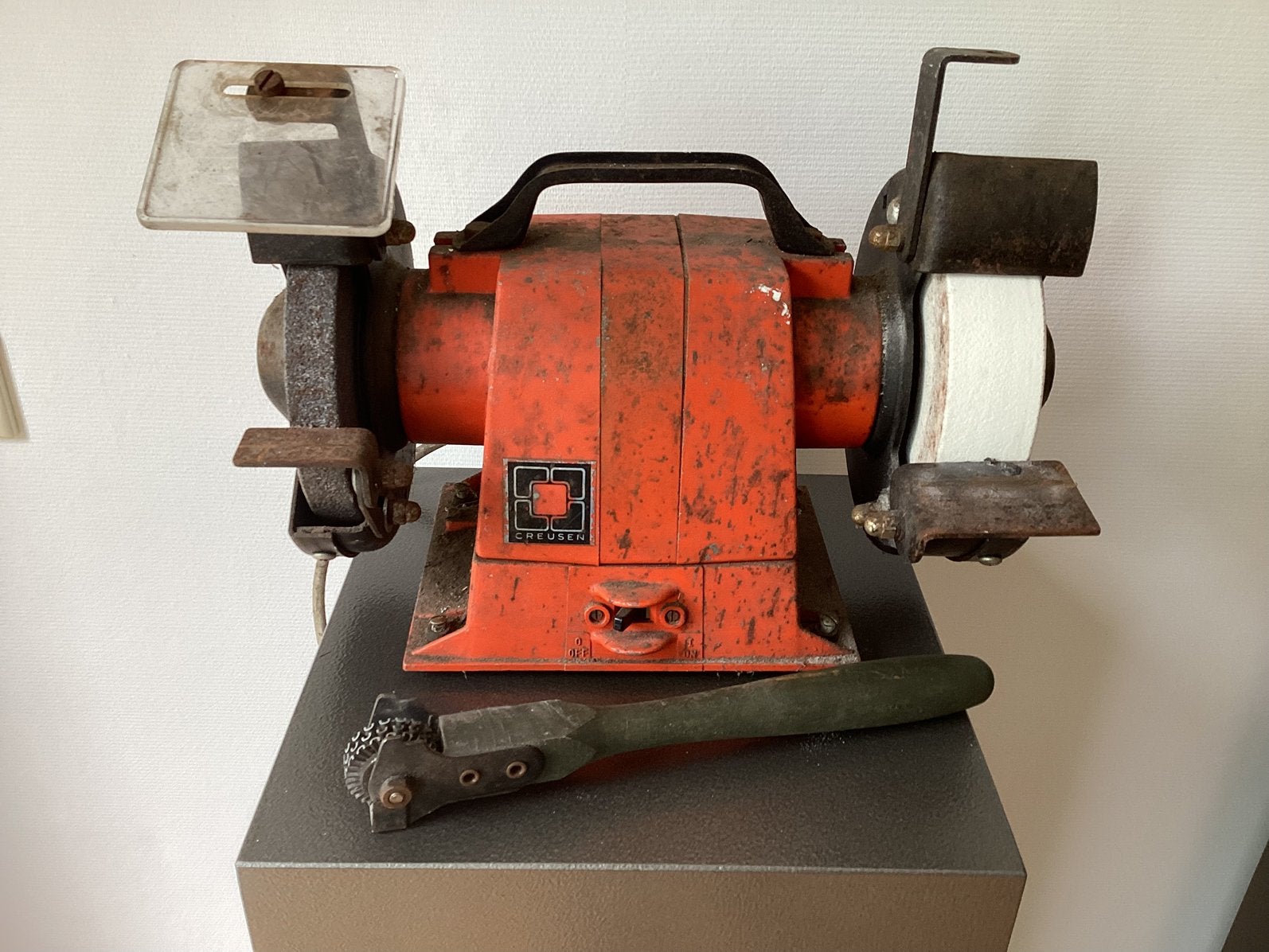Creusen slijpmachine met steenritser, Ophalen, Zo goed als nieuw, Minder dan 700 watt, Werkbankslijpmachine