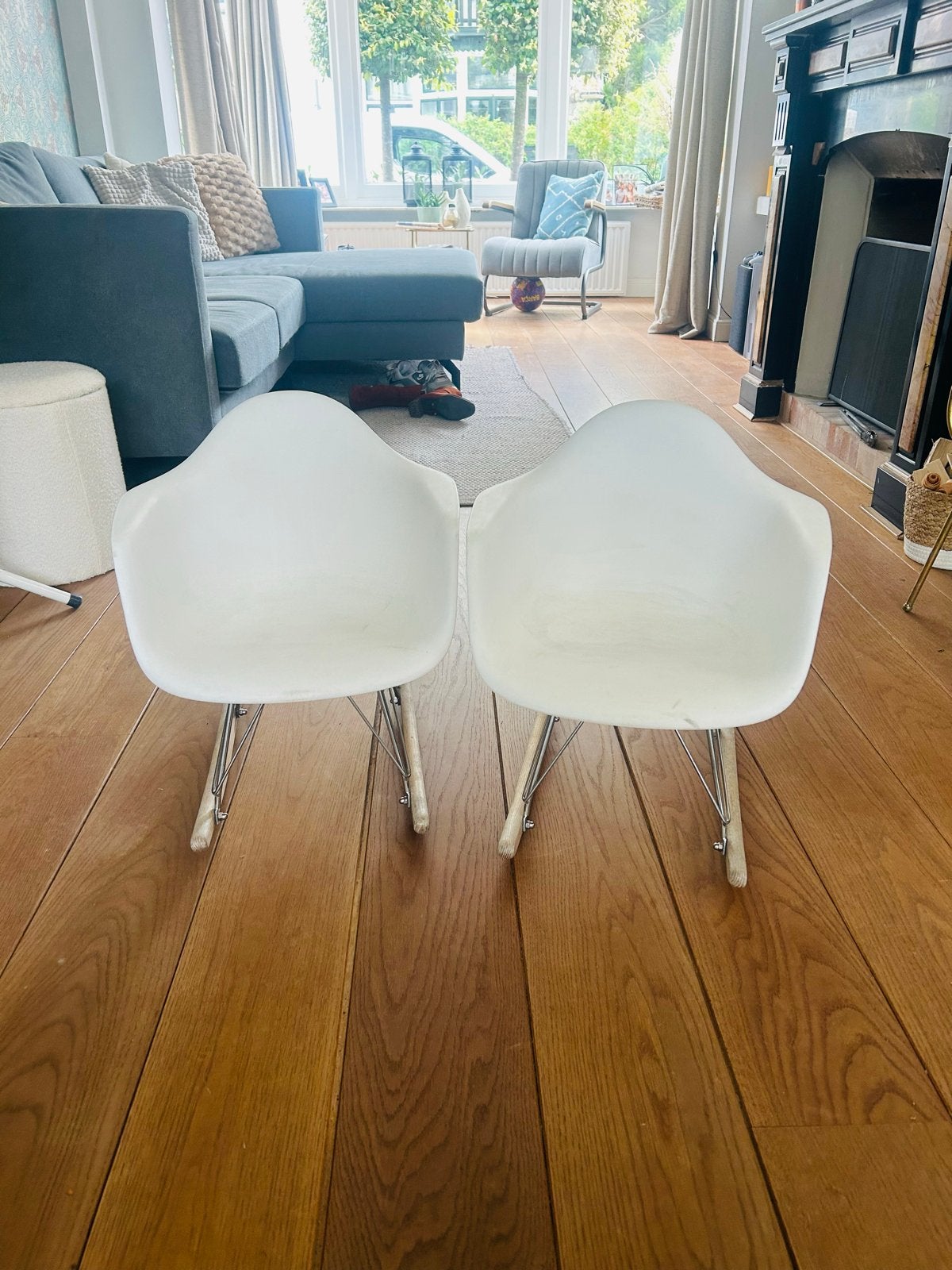 Twee witte kuipstoeltjes met schommelfunctie, Huis en Inrichting, Ophalen, Kunststof, Gebruikt, Twee